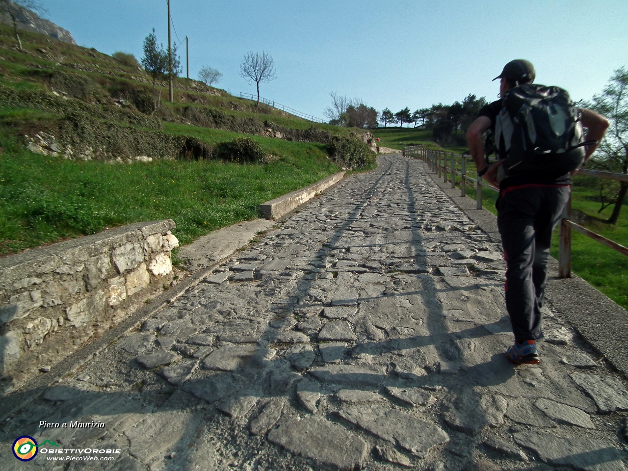 01 Dal Belvedere di Valmadrera  la strada acciotolata ci porta ai sentieri.JPG